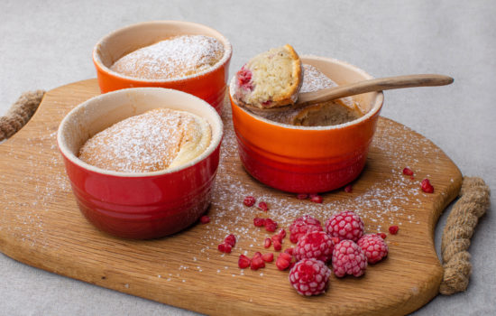 Keto almond-raspberry mini souffle cakes